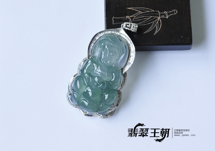冰种蓝晴水缅甸翡翠镶白金观音挂件