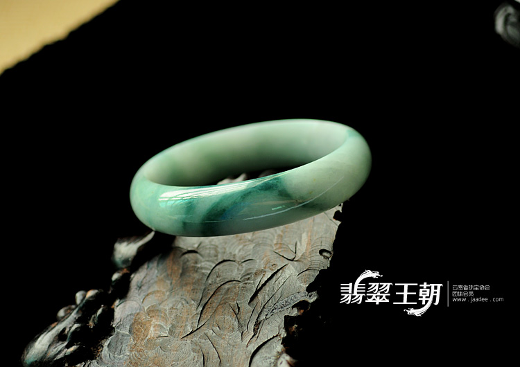 细糯种飘花缅甸翡翠手镯(58.5)