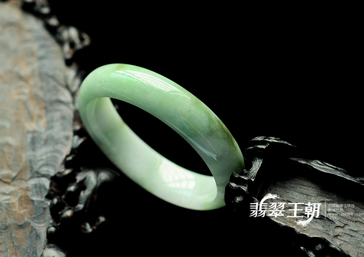 糯冰种飘花缅甸翡翠手镯(57.5)