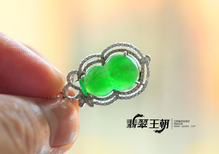 糯冰种阳绿满绿缅甸翡翠镶白金葫芦胸坠