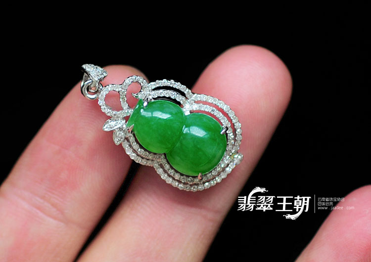 糯冰种阳绿满绿缅甸翡翠镶白金葫芦胸坠