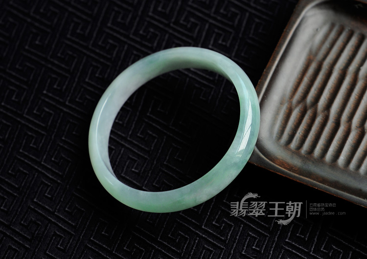 糯冰种青色缅甸翡翠手镯(60)