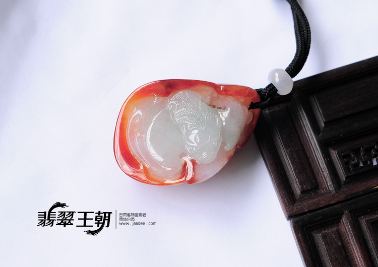 糯冰种红翡缅甸翡翠蝙蝠龙挂件