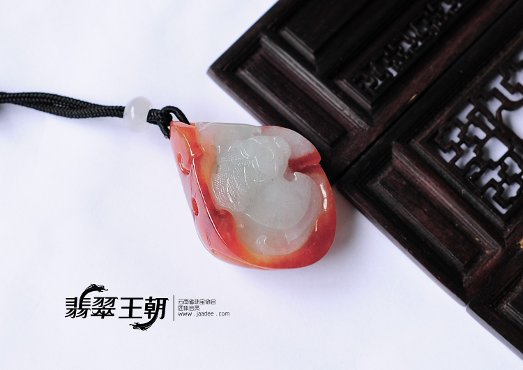 糯冰种红翡缅甸翡翠蝙蝠龙挂件