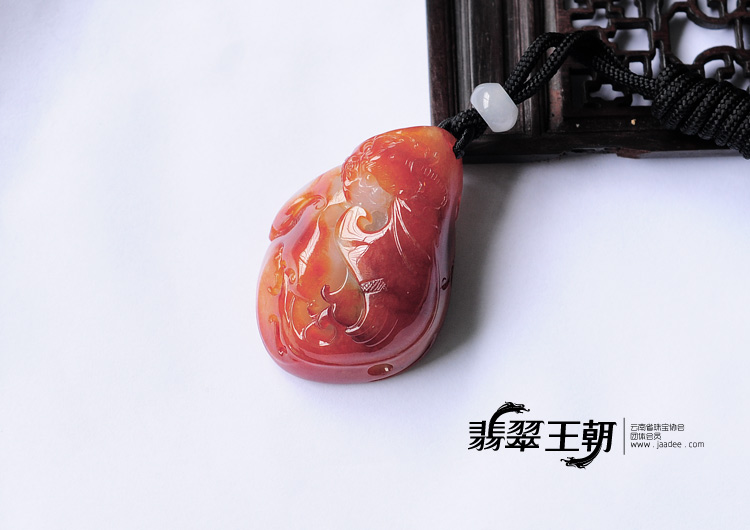 糯冰种红翡缅甸翡翠蝙蝠龙挂件