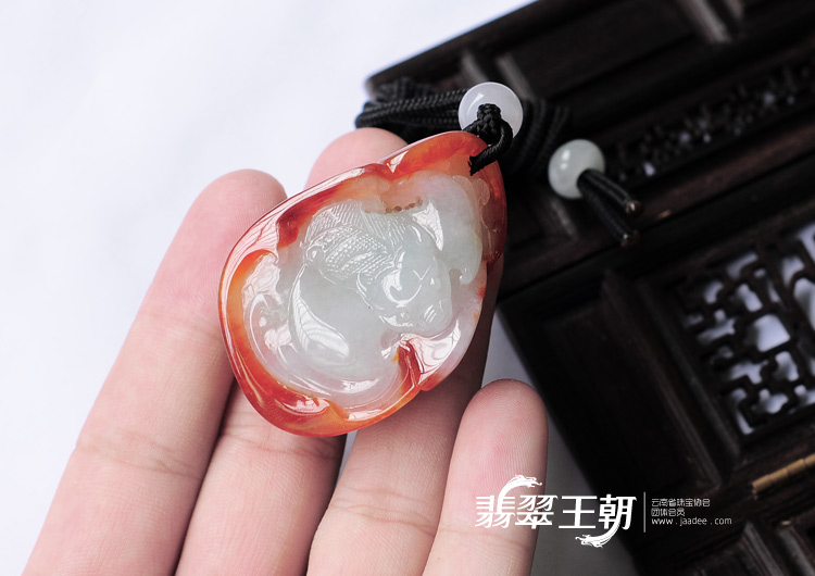 糯冰种红翡缅甸翡翠蝙蝠龙挂件