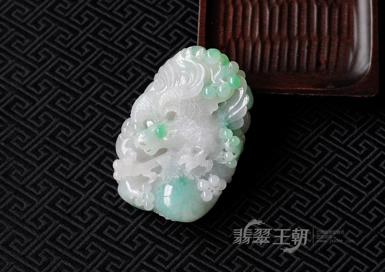 糯冰种绿晴缅甸翡翠大展鸿图手玩件