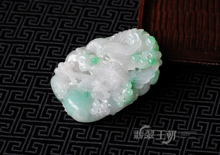 糯冰种绿晴缅甸翡翠大展鸿图手玩件