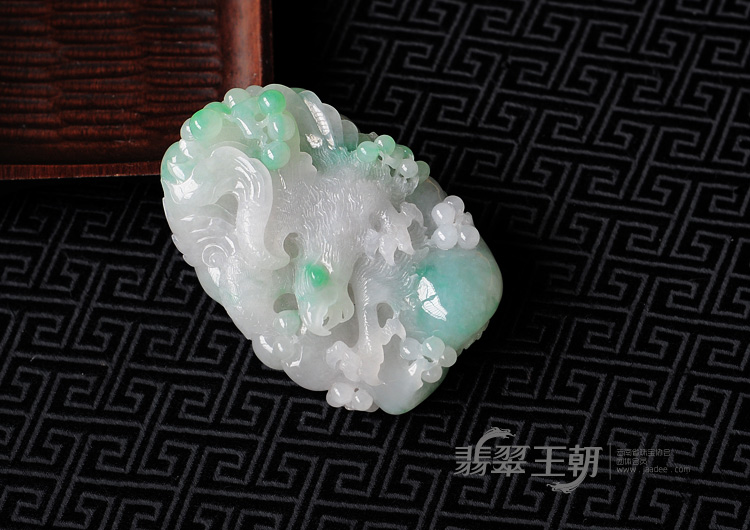 糯冰种绿晴缅甸翡翠大展鸿图手玩件