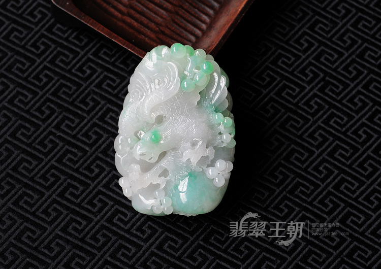 糯冰种绿晴缅甸翡翠大展鸿图手玩件