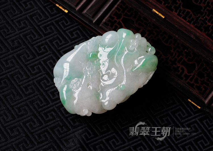 糯冰种绿晴缅甸翡翠大展鸿图手玩件