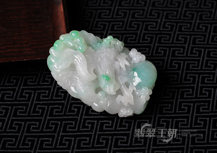 糯冰种绿晴缅甸翡翠大展鸿图手玩件
