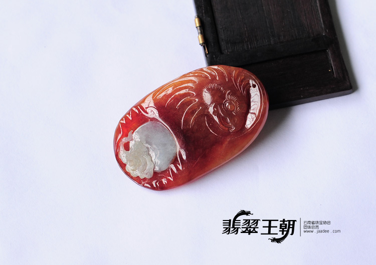 冰种红翡缅甸翡翠鹦嘴兽挂件