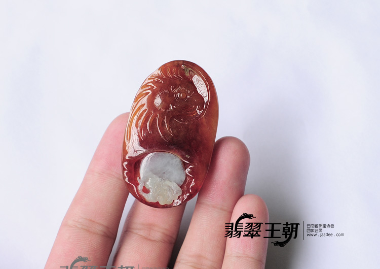 冰种红翡缅甸翡翠鹦嘴兽挂件