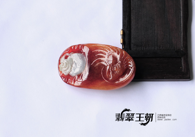 冰种红翡缅甸翡翠鹦嘴兽挂件