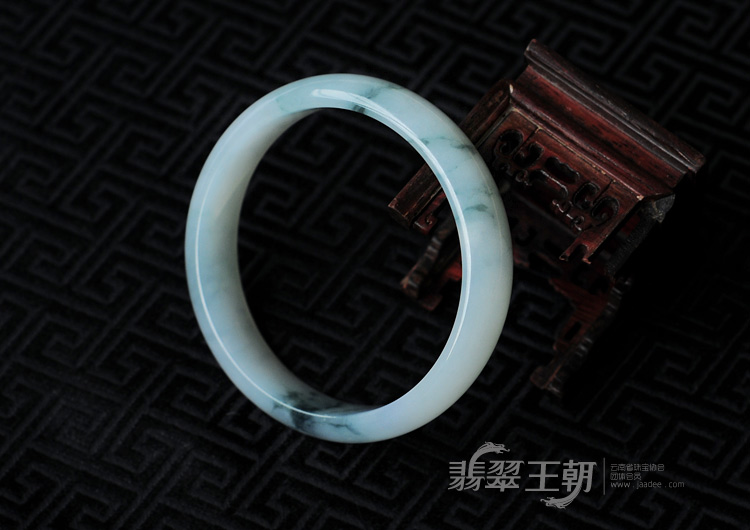 糯冰种飘花缅甸翡翠手镯（56.9mm）