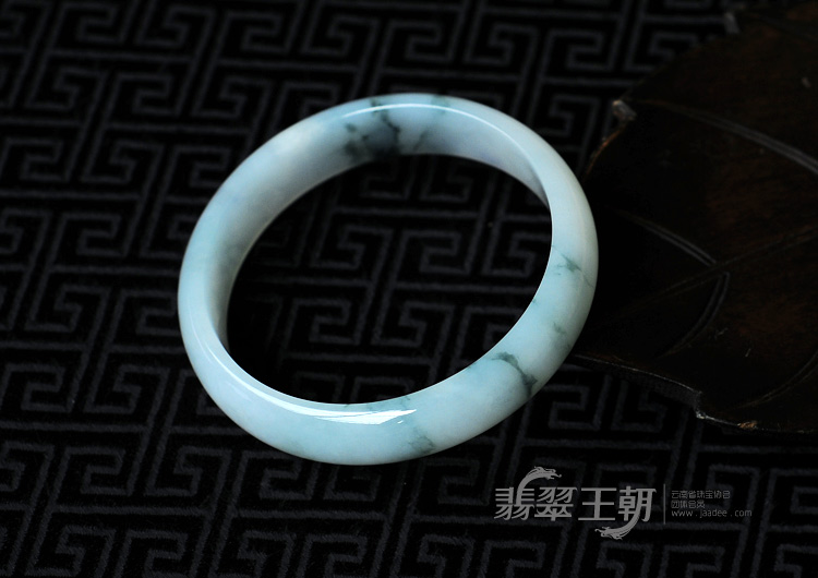 糯冰种飘花缅甸翡翠手镯（56.9mm）