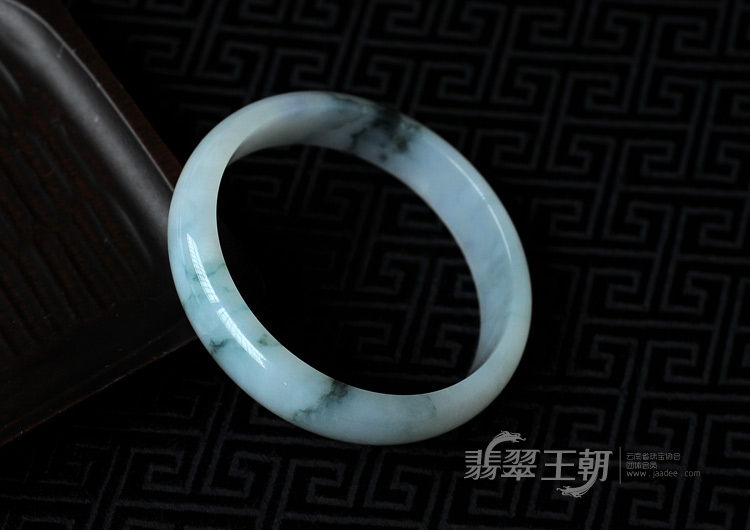 糯冰种飘花缅甸翡翠手镯（56.9mm）