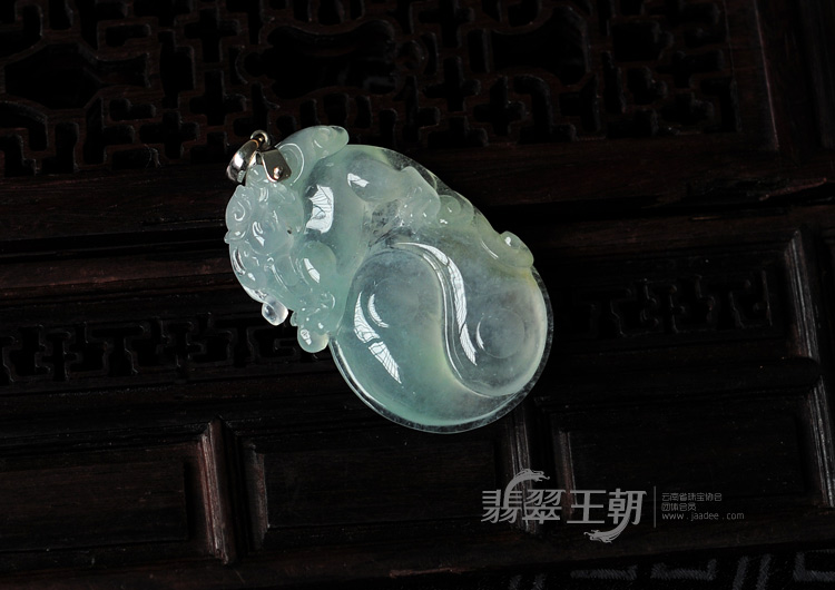 冰玻种晴水缅甸翡翠八卦貔貅挂件