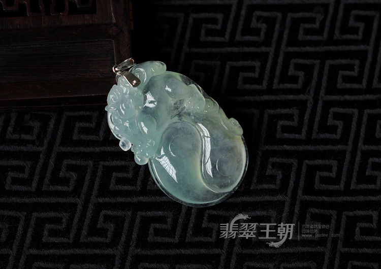 冰玻种晴水缅甸翡翠八卦貔貅挂件