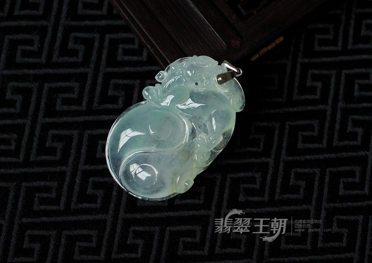 冰玻种晴水缅甸翡翠八卦貔貅挂件