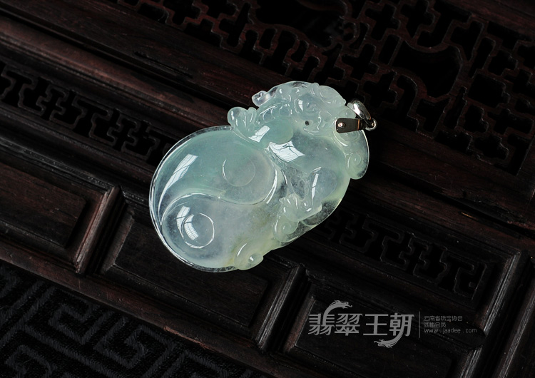 冰玻种晴水缅甸翡翠八卦貔貅挂件