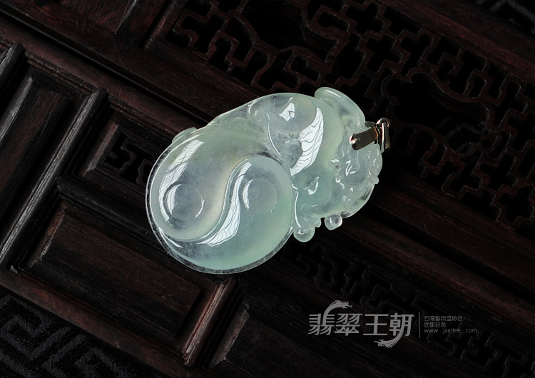 冰玻种晴水缅甸翡翠八卦貔貅挂件