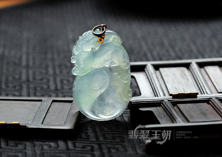 冰玻种晴水缅甸翡翠八卦貔貅挂件