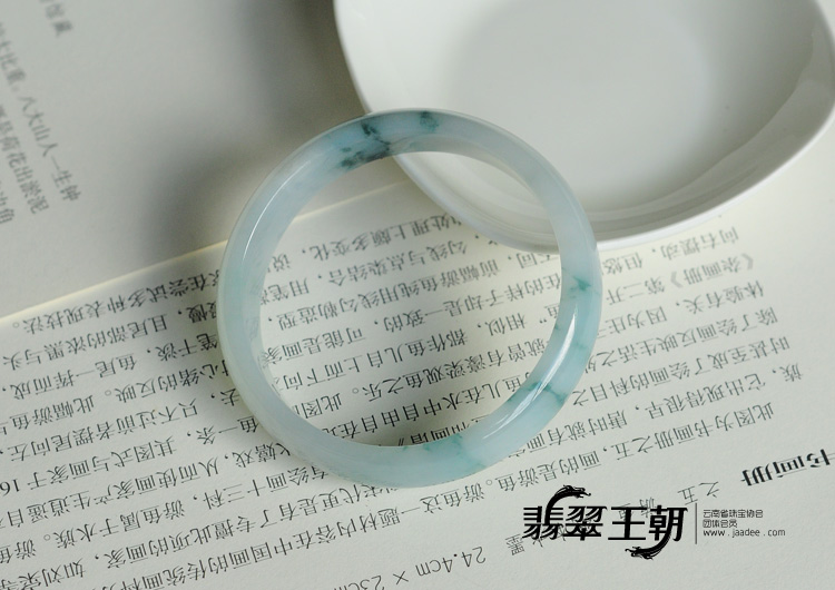 糯冰种飘花缅甸翡翠手镯(60.6)