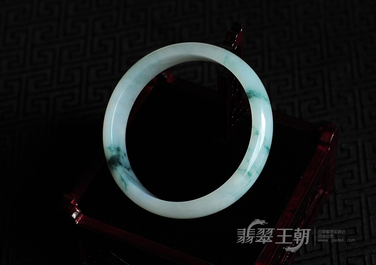 糯冰种飘花缅甸翡翠手镯(60.6)