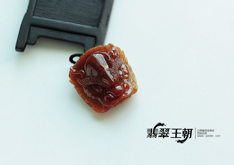 feicui糯冰种红翡缅甸翡翠兽头挂件
