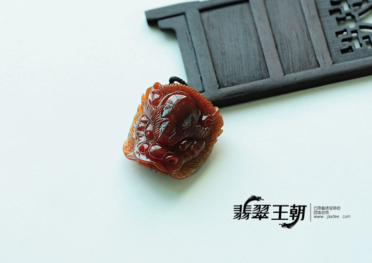 feicui糯冰种红翡缅甸翡翠兽头挂件