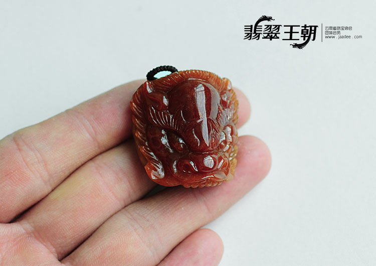 feicui糯冰种红翡缅甸翡翠兽头挂件