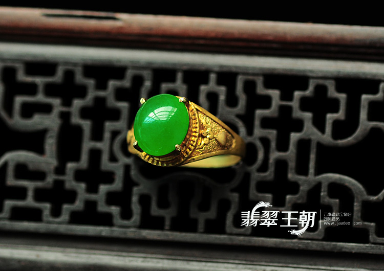 冰种阳绿缅甸翡翠戒指蛋面