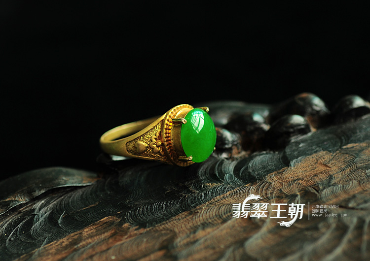 冰种阳绿缅甸翡翠戒指蛋面