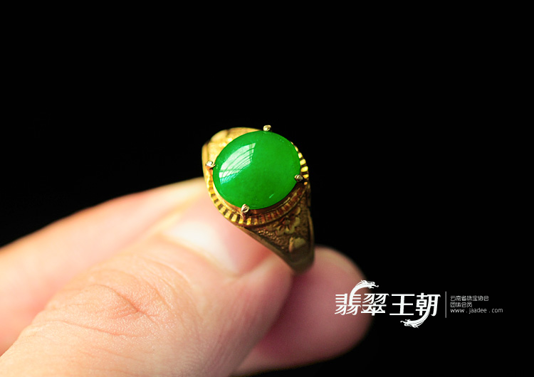 冰种阳绿缅甸翡翠戒指蛋面