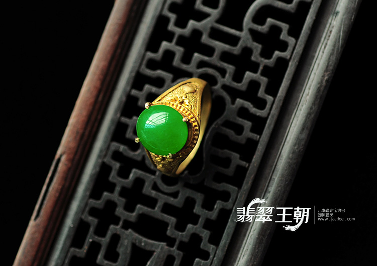 冰种阳绿缅甸翡翠戒指蛋面