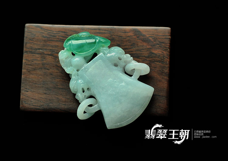 糯冰种飘花缅甸翡翠石斧挂件
