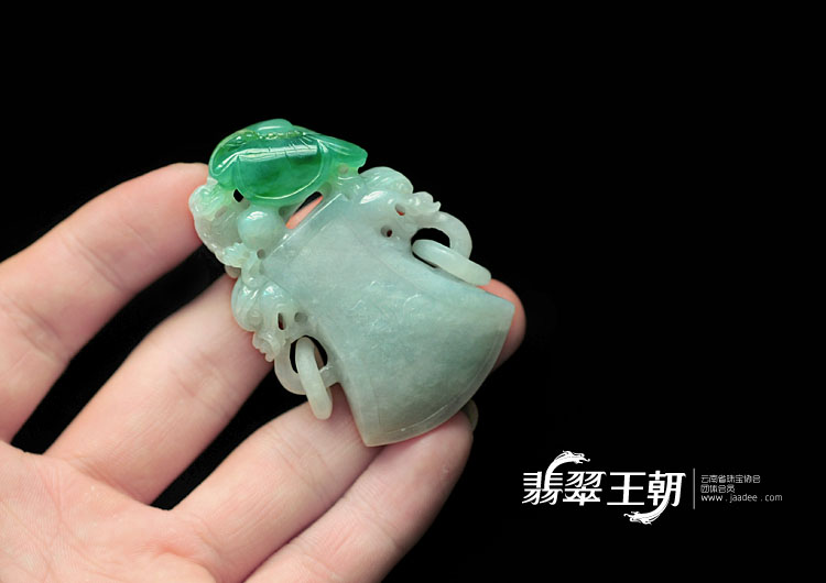 糯冰种飘花缅甸翡翠石斧挂件