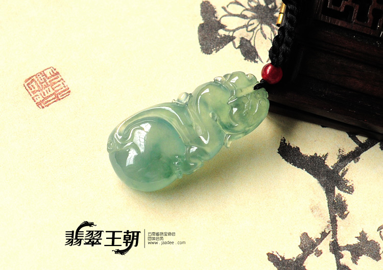 冰玻种飘花缅甸翡翠神龙戏珠挂件