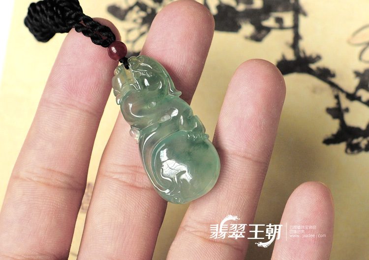 冰玻种飘花缅甸翡翠神龙戏珠挂件
