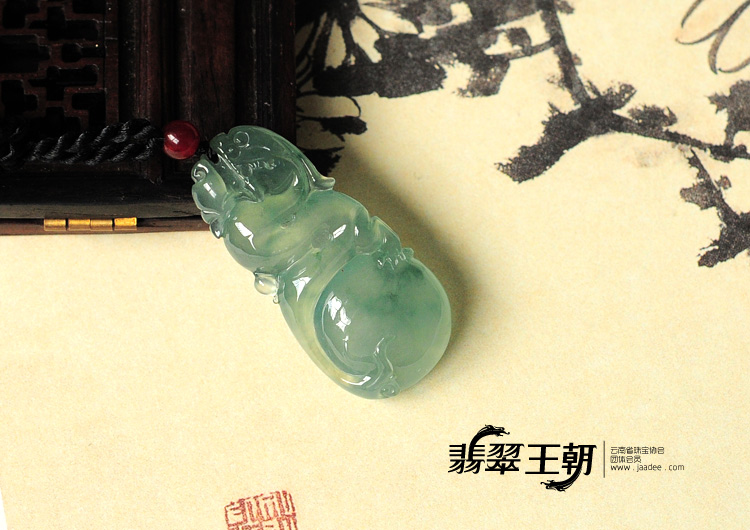 冰玻种飘花缅甸翡翠神龙戏珠挂件