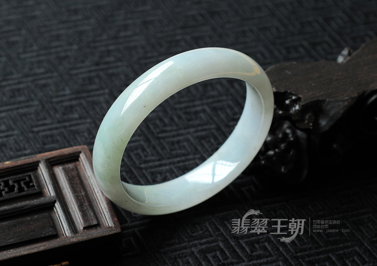 糯冰种淡晴水缅甸翡翠手镯(58.1)