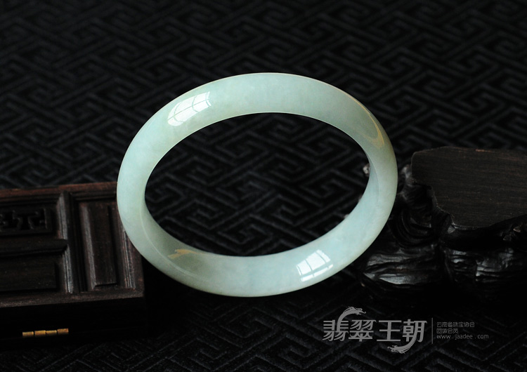 糯冰种青色缅甸翡翠手镯(58.3)