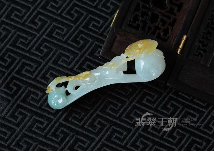 冰种黄翡晴水缅甸翡翠龙钩挂件