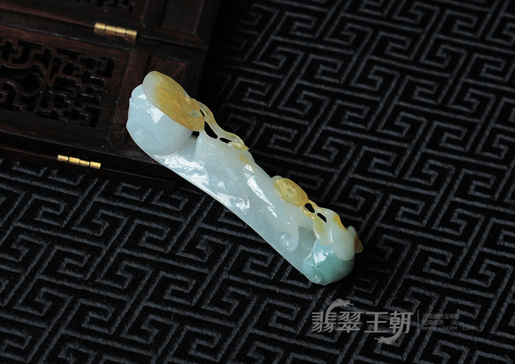 冰种黄翡晴水缅甸翡翠龙钩挂件