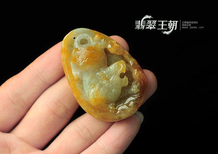 糯冰种黄翡缅甸翡翠小虎牌挂件