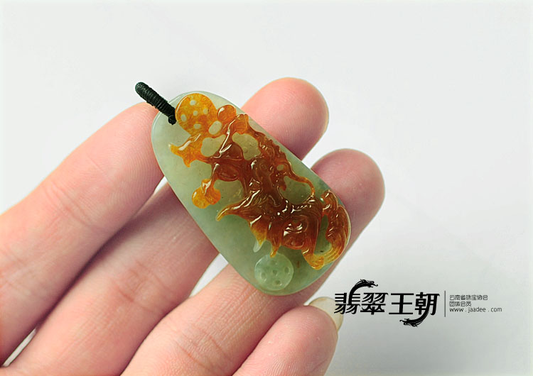 冰种褐黄翡飘花缅甸翡翠龙牌挂件