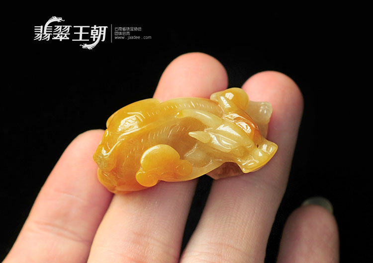 糯冰种黄翡缅甸翡翠貔貅挂件