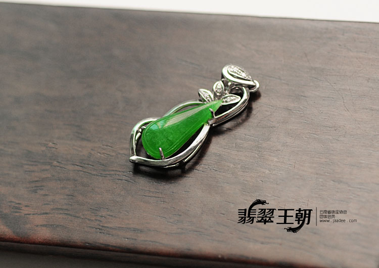 冰种阳绿满绿缅甸翡翠水滴胸坠
